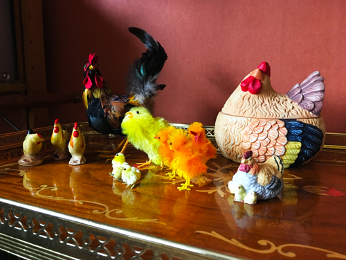 Påskpynt på drinkvagnen