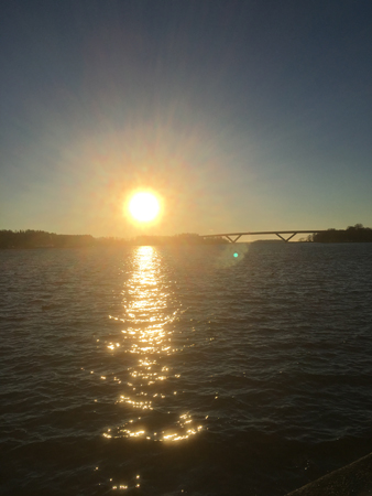 Solnedgång vid vattnet i Motala