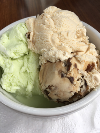 Melon- och hasselnötsglass