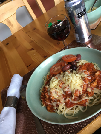 Kycklingfärspasta med vin och öl