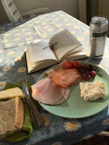 Kallskuret, öl och bok på balkongbordet