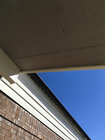 Blå himmel mellan taken