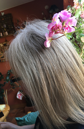  Anna har blommor i sitt hår