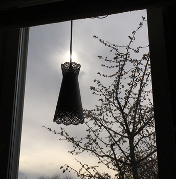 Fönster med lampa och träd utanför