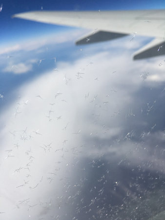 Snökristaller på flygplansfönstret