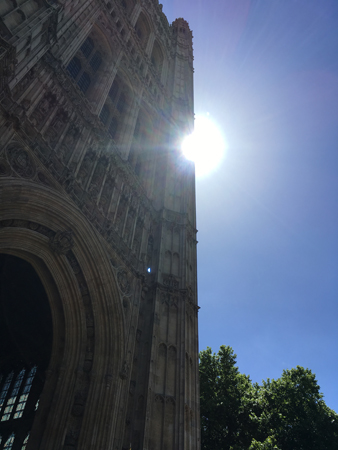 Solen bakom The Houses of Parliament