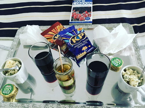 Silverbricksfest i sängen med ost, vin, nötter och oliver