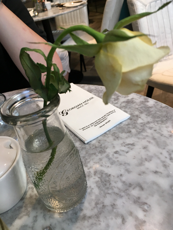 Nickande ros vid frukostbordet