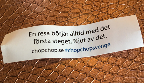 Text på lapp från lyckokaka: "En resa börjar alltid med det första steget, Njut av det."