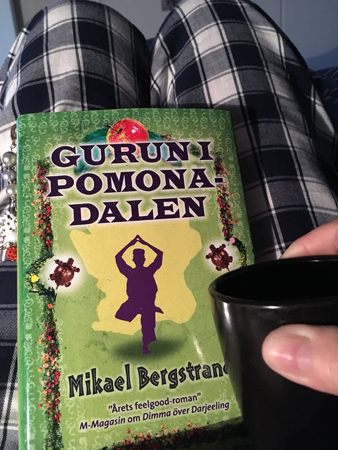 Boken Gurun i Pomonadalen och kaffe på sängen