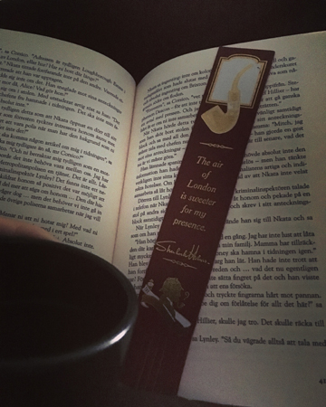 Kaffe och bok och bokmärke