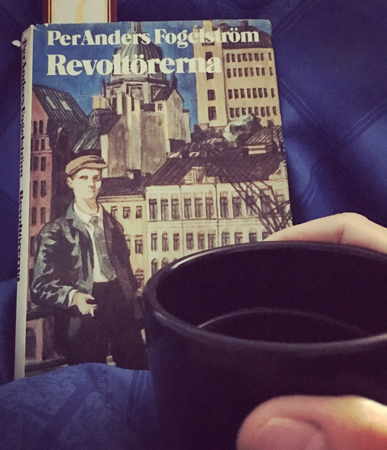 Kaffe och boken Revoltörerna