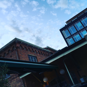 Ljus himmel bakom Katalin