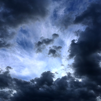 Moln blåa och mörka