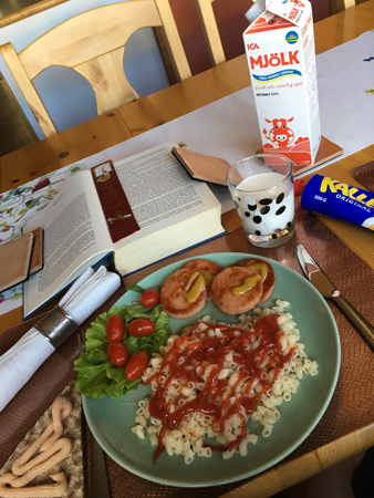 Kycklingkorv och makaroner