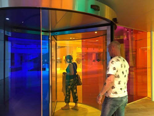 Konstverk i entrén till Segerstedthuset