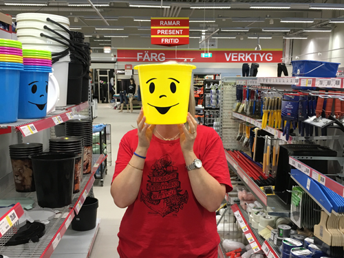 Anna med en gul hink