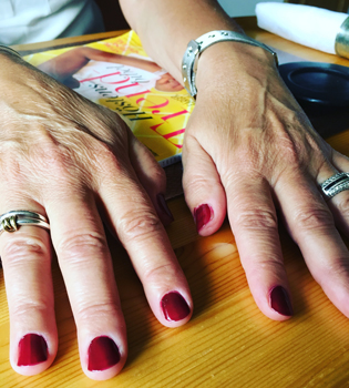 Nagellack på naglarna