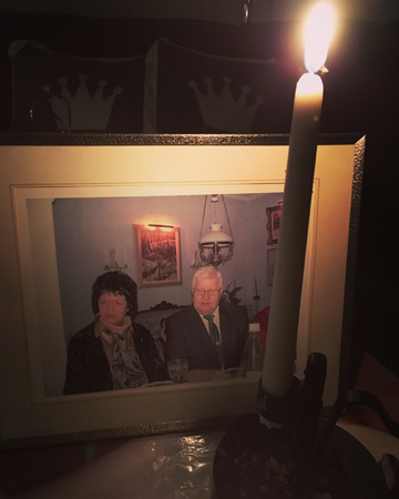 Mamma och pappa och ett tänt ljus