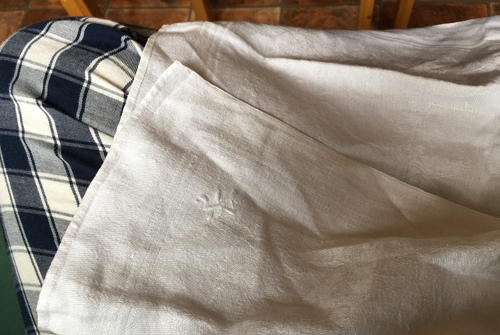 Servett över pyjamasbyxorna