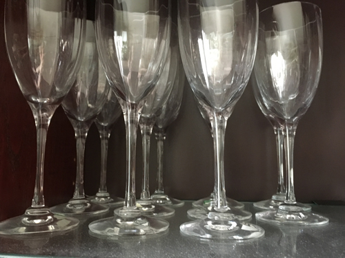 Vinglas på dammig glashylla i vitrinskåpet