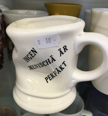 Mugg med texten: "Ingen menischä är perfäkt"