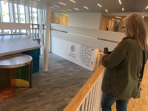 Anna fotar på jobbet