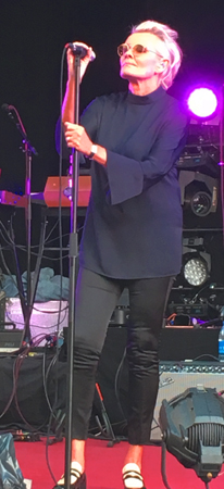 Eva Dahlgren på scenen i Parksnäckan