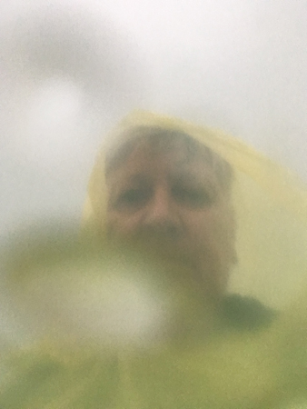 Jag genom blöt regncape