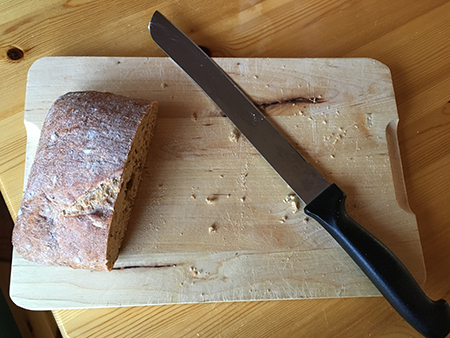 Bröd på skärbräda och brödkniv