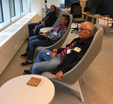 NK Helena och LEO i fåtöljer