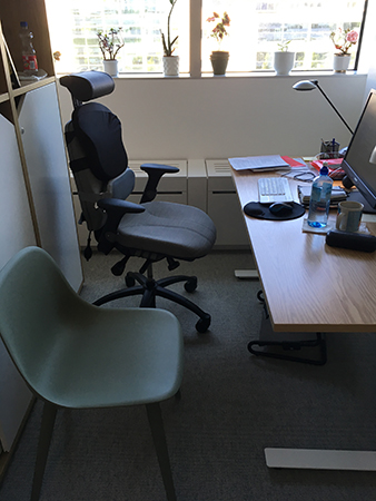 Två stolar vid skrivbordet