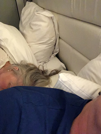 Anna sover i hotellsängen