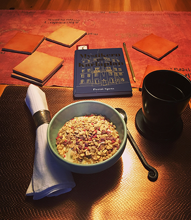 Frukost med boken Mystikern på Karlaplan