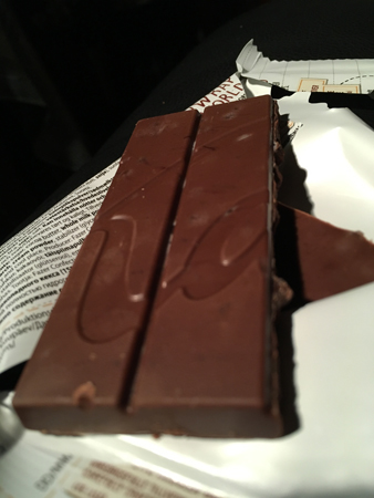 En bit Karl Fazer Travel - Iced Coffee and Mudcake