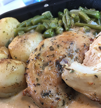 Kyckling med stekt potatis pepparsås och gröna bönor