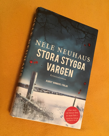 Nele Neuhaus bok Stora stygga vargen på gul filt
