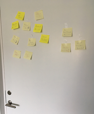 Post it lappar på dörren