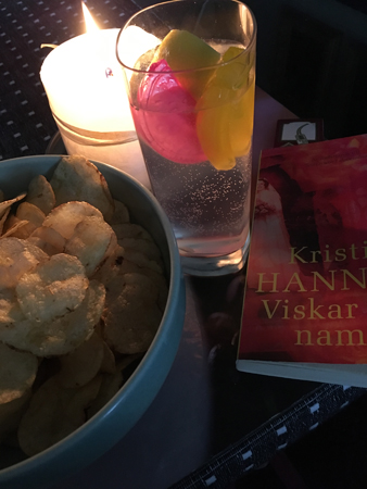 Fredagsmys med GT chips bok och tänt ljus