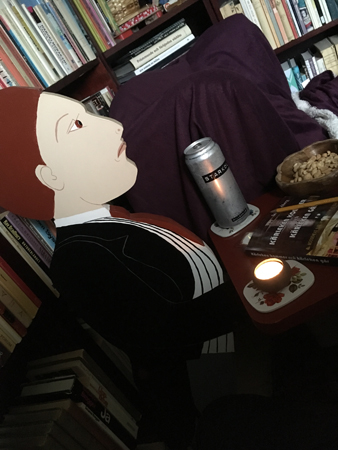 James serverar öl nötter och bok