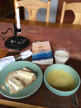 Soppmiddag med bok och tänt ljus