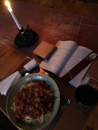 Lördagspasta med vin bok och tänt ljus