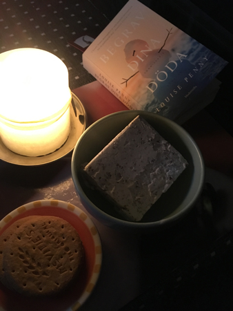 Glassdessert med digestive bok och tänt ljus