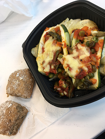 Grönsaksfylld gratinerad squash med potatisgratäng och bröd