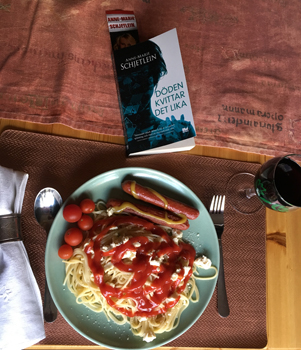 Spaghetti med kycklingkorv vin och bok