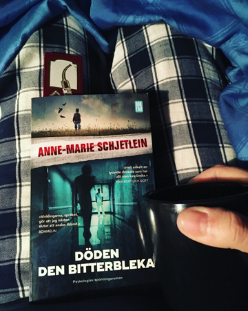 Kaffe och boken Döden den bitterbleka på sängen