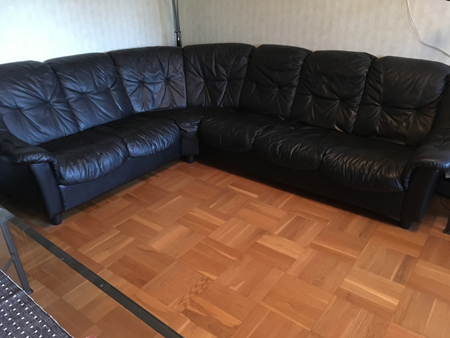 Hörnsoffa i svart skinn