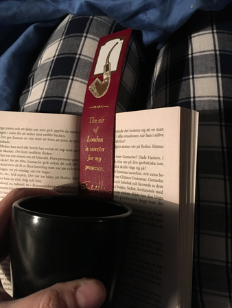 Söndagsmorgon med bok och kaffe i sängen