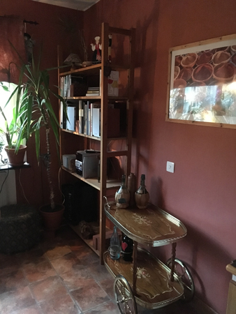 Hyllan med kokböcker och drinkvagnen