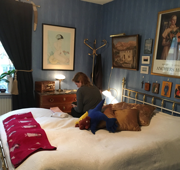 Linn tittar på mammas smycken